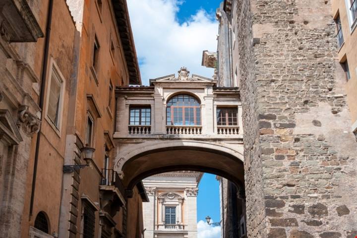 Lo amano da tutto il mondo, ma solo i veri romani lo conoscono davvero: c'è un quartiere a Roma che ti catapulterà in un film di Marcello Mastroianni