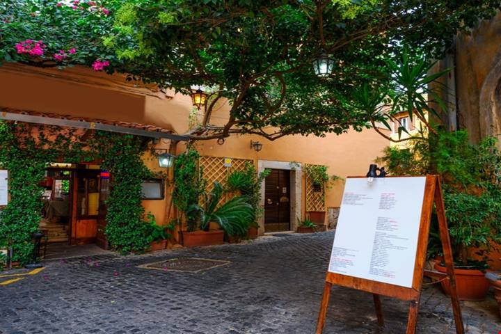 Lo amano da tutto il mondo, ma solo i veri romani lo conoscono davvero: c'è un quartiere a Roma che ti catapulterà in un film di Marcello Mastroianni