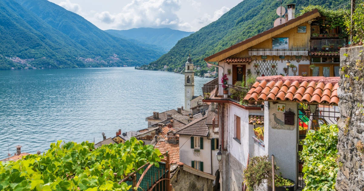 Sul lago di Como c'è una perla scavata nella roccia: questo piccolo borgo è tra i più belli della sponda occidentale | PaesiOnLine
