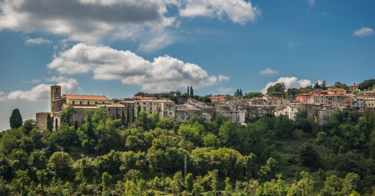 Il borgo del Morellino in Maremma: dovresti visitarlo a ottobre per un autunno in Toscana tra vino e foliage
