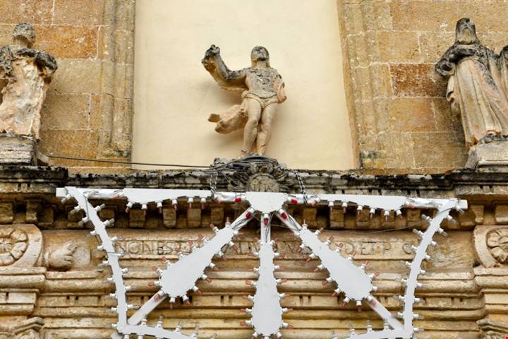 Nel cuore del Salento c'è un antichissimo borgo tutto fatto di roccia: è famoso in tutta Italia per un monumento davvero particolare | PaesiOnLine