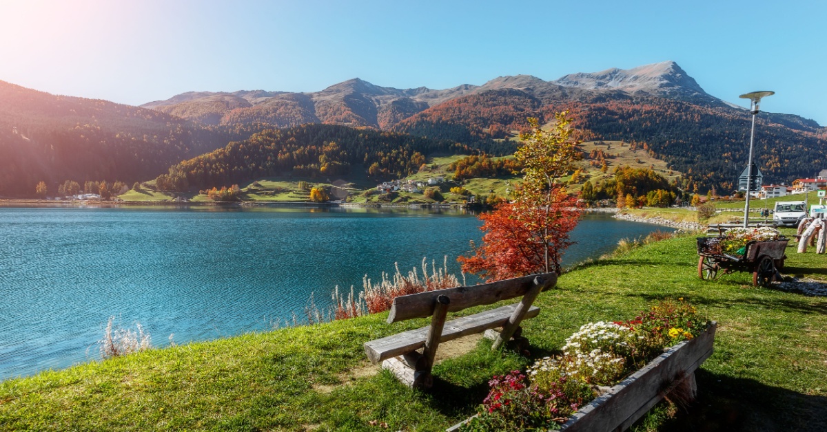 Tra le verdi sommità dell'Alto Adige c'è un antico campanile che affiora dalle acque del lago, ecco dove si trova | PaesiOnLine