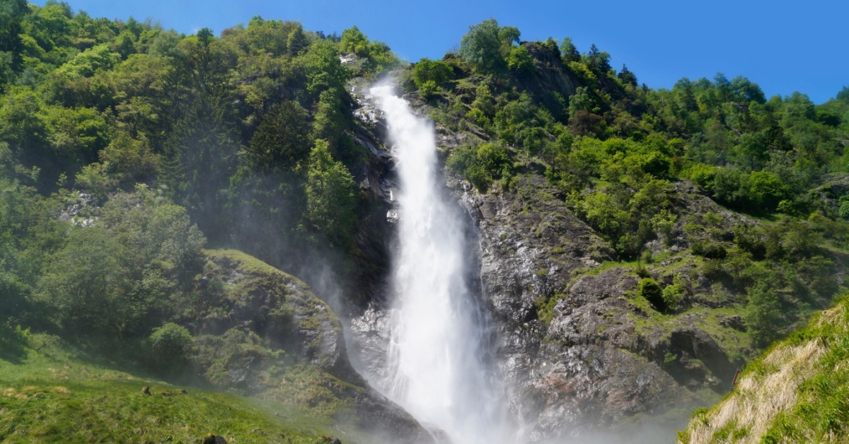 Tra le verdi sommità dell'Alto Adige c'è un antico campanile che affiora dalle acque del lago, ecco dove si trova | PaesiOnLine