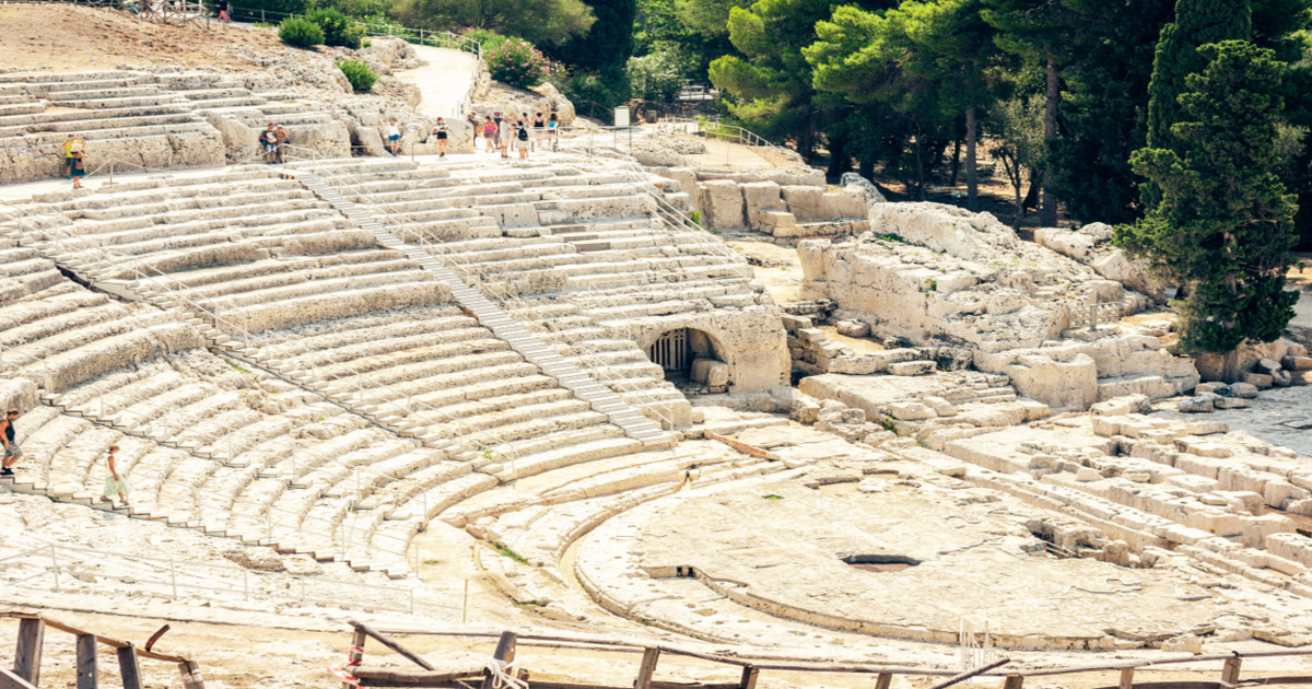 Dove le leggende prendono vita: in una delle città antiche più belle della Sicilia c'è un solenne teatro dove Achille ed Ulisse vivono ancora oggi