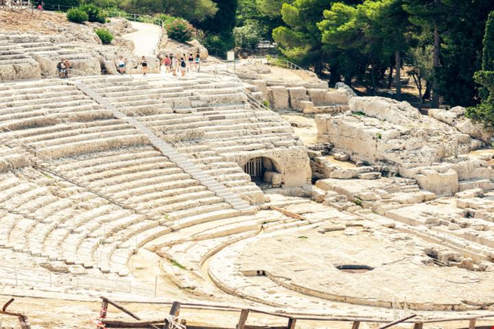 Dove le leggende prendono vita: in una delle città antiche più belle della Sicilia c'è un solenne teatro dove Achille ed Ulisse vivono ancora oggi