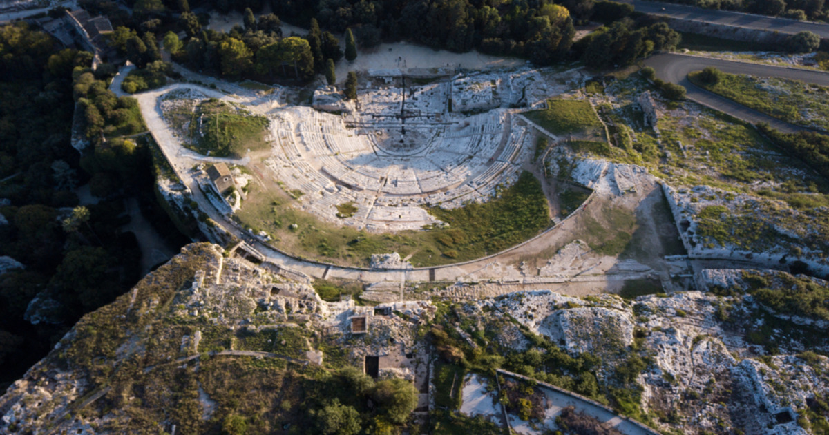 Dove le leggende prendono vita: in una delle città antiche più belle della Sicilia c'è un solenne teatro dove Achille ed Ulisse vivono ancora oggi