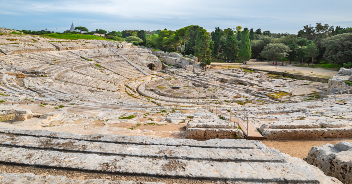 Dove le leggende prendono vita: in una delle città antiche più belle della Sicilia c'è un solenne teatro dove Achille ed Ulisse vivono ancora oggi