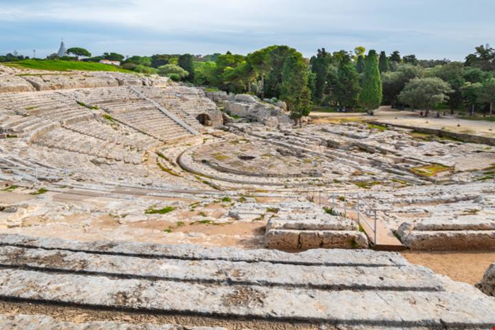Dove le leggende prendono vita: in una delle città antiche più belle della Sicilia c'è un solenne teatro dove Achille ed Ulisse vivono ancora oggi