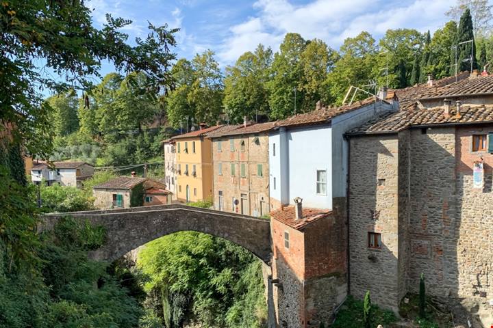 Cascate roboanti e foglie d'alloro: sono queste le ricchezze di uno dei borghi medievali più belli in Toscana | PaesiOnLine