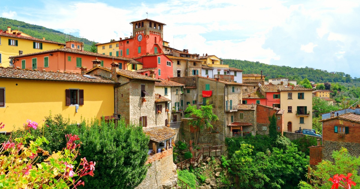 Cascate roboanti e foglie d'alloro: sono queste le ricchezze di uno dei borghi medievali più belli in Toscana | PaesiOnLine