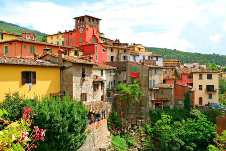 Cascate roboanti e foglie d'alloro: sono queste le ricchezze di uno dei borghi medievali più belli in Toscana | PaesiOnLine