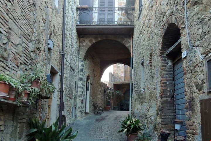 Tra boschi di faggi e rigogliosi gineprai c'è un antico ma pittoresco borgo medievale, da anni considerato tra i più belli dell'Umbria | PaesiOnLine