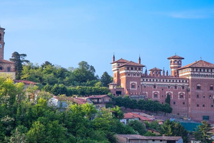 Nascosto nel Monferrato c'è un'imponente struttura merlata che ogni anno affascina turisti ed appassionati di storia medievale