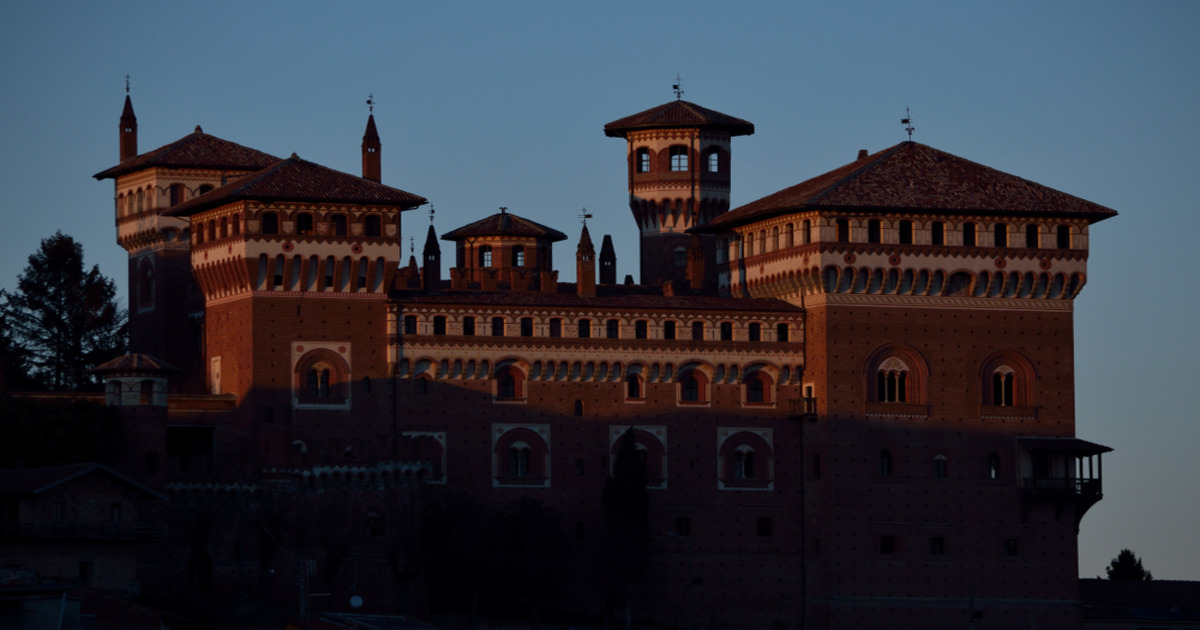 Nascosto nel Monferrato c'è un'imponente struttura merlata che ogni anno affascina turisti ed appassionati di storia medievale