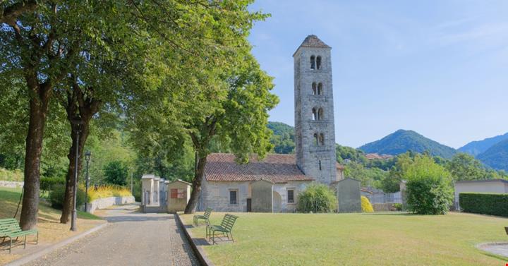 Ai Piedi Delle Alpi A Due Passi Dal Lago Di Como C Un Antico Borgo ai-piedi-delle-alpi-a-due-passi-dal-lago-di-como-c-un-antico-borgo