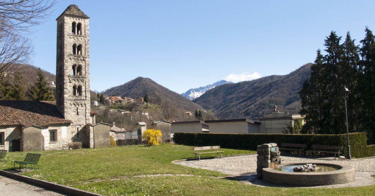 Ai piedi delle Alpi a due passi dal Lago di Como c'è un antico borgo che fonde perfettamente la sua storia con la natura circostante | PaesiOnLine