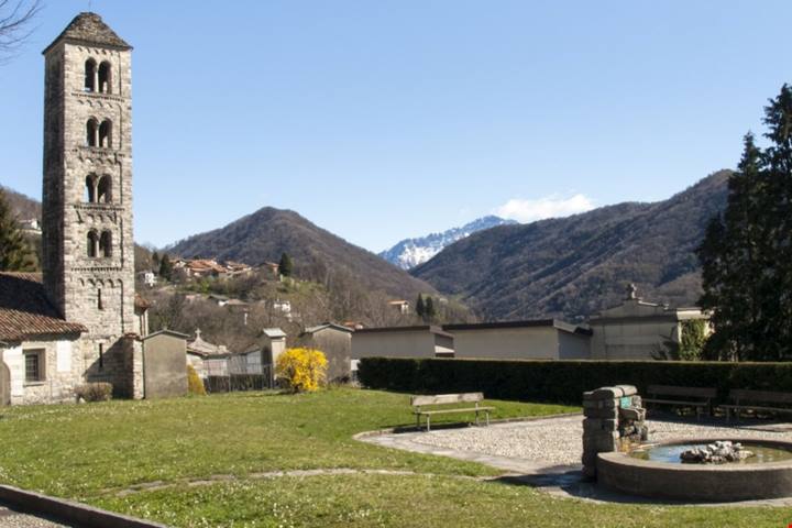 Ai piedi delle Alpi a due passi dal Lago di Como c'è un antico borgo che fonde perfettamente la sua storia con la natura circostante | PaesiOnLine