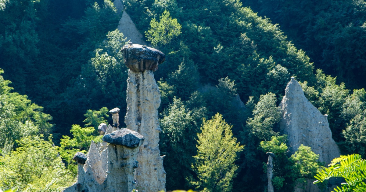 Ai piedi delle Alpi a due passi dal Lago di Como c'è un antico borgo che fonde perfettamente la sua storia con la natura circostante | PaesiOnLine