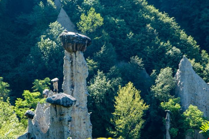 Ai piedi delle Alpi a due passi dal Lago di Como c'è un antico borgo che fonde perfettamente la sua storia con la natura circostante | PaesiOnLine