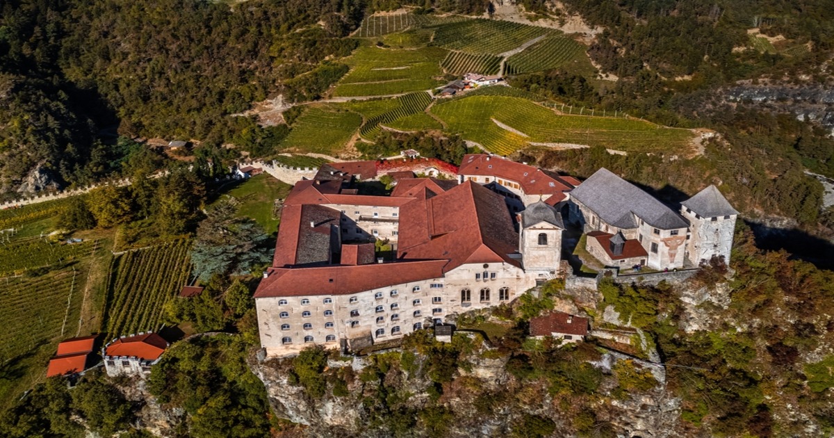 A guardia di uno dei borghi più belli del Trentino Alto Adige c'è un antico monastero: è uno dei luoghi di pellegrinaggio più sacri della regione