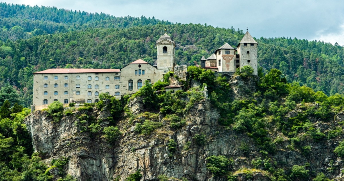 A guardia di uno dei borghi più belli del Trentino Alto Adige c'è un antico monastero: è uno dei luoghi di pellegrinaggio più sacri della regione