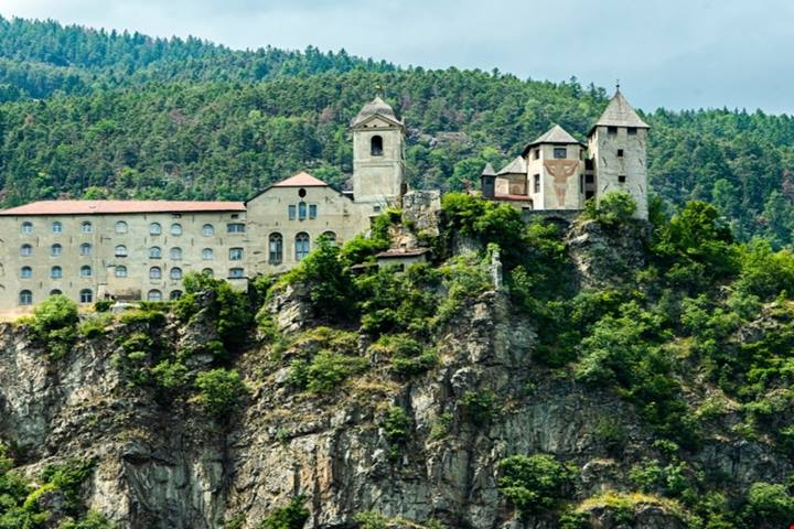A guardia di uno dei borghi più belli del Trentino Alto Adige c'è un antico monastero: è uno dei luoghi di pellegrinaggio più sacri della regione