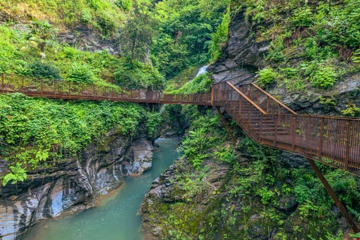 Il borgo sul lago che nasconde l'orrido, ma non è quello che pensate! Si trova a due passi da Como ed è davvero affascinante | PaesiOnLine