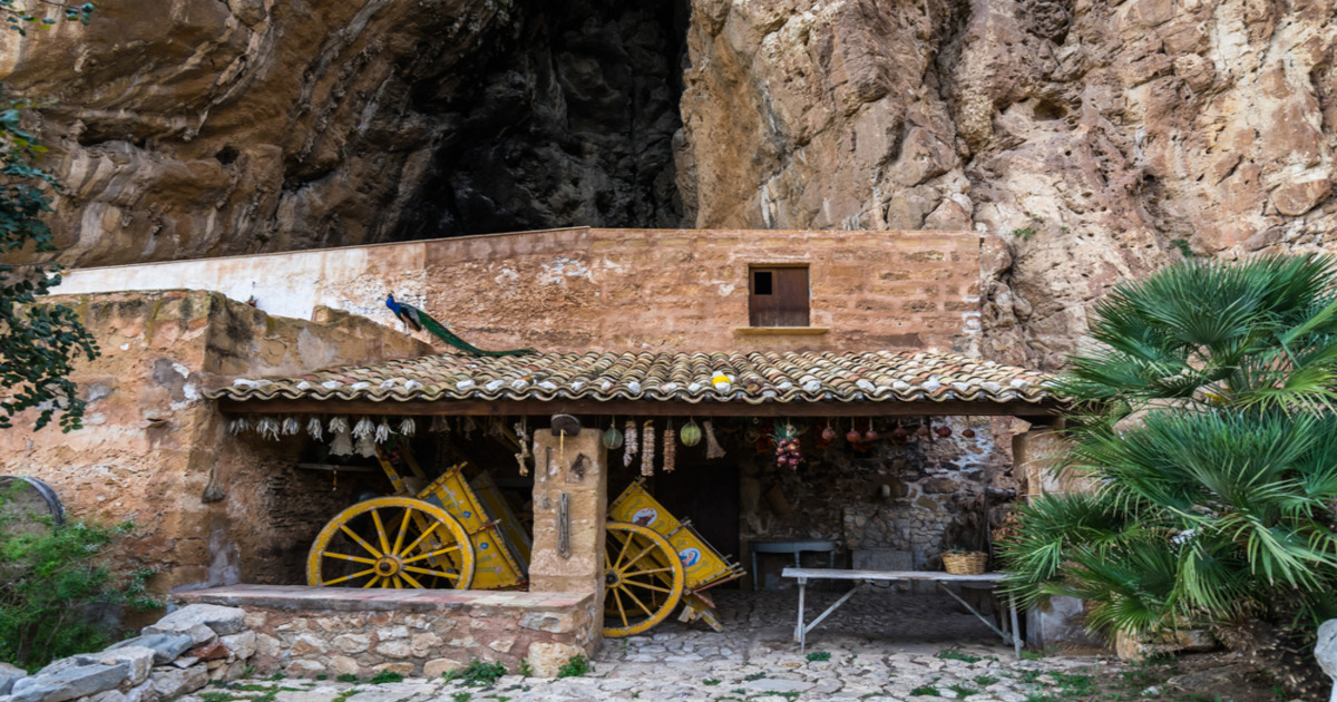 Scavato tra le montagne della Sicilia c'è un antico villaggio completamente di pietra: ci sono pochissime case ma il paesaggio è unico