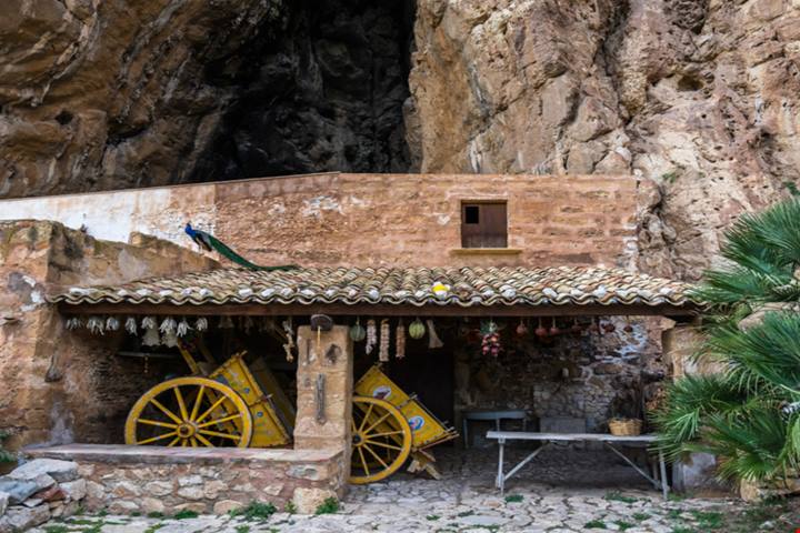 Scavato tra le montagne della Sicilia c'è un antico villaggio completamente di pietra: ci sono pochissime case ma il paesaggio è unico