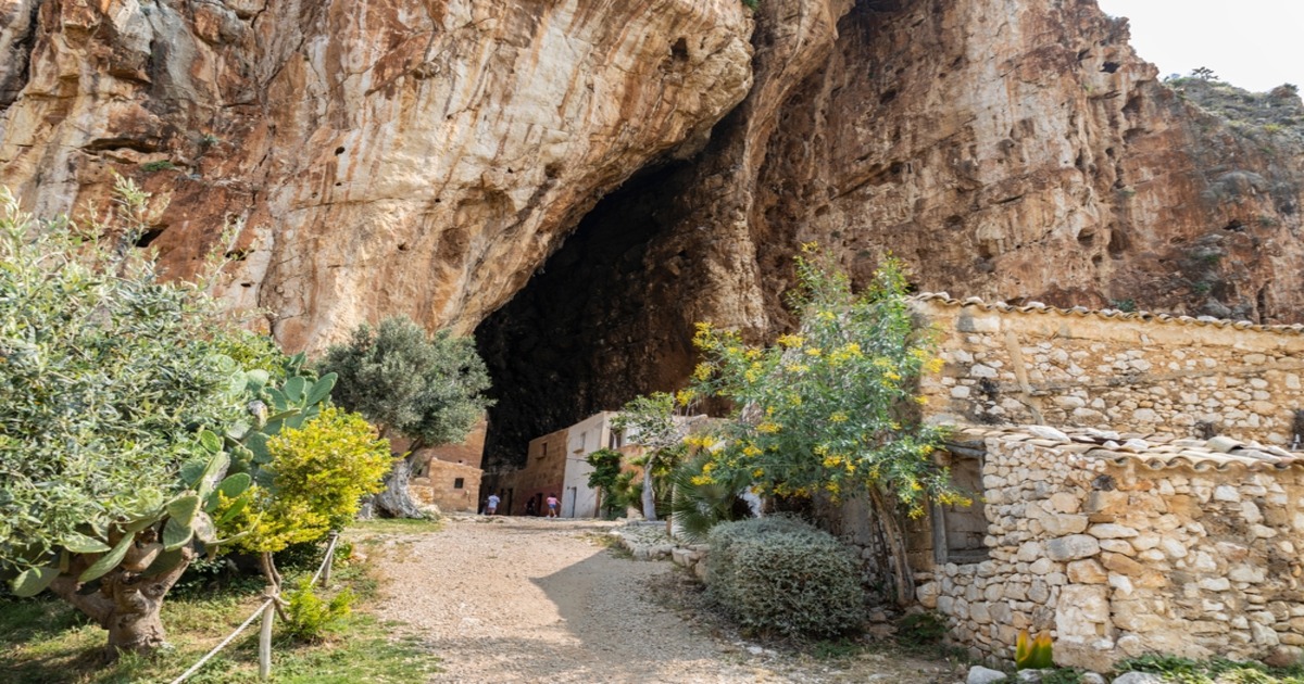 Scavato tra le montagne della Sicilia c'è un antico villaggio completamente di pietra: ci sono pochissime case ma il paesaggio è unico