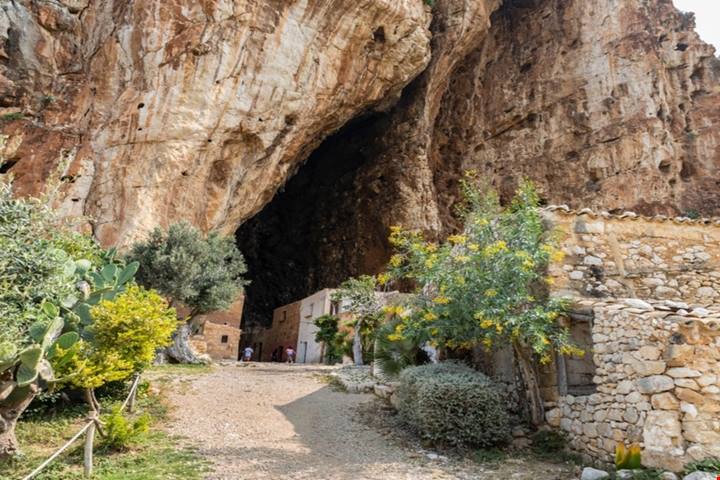 Scavato tra le montagne della Sicilia c'è un antico villaggio completamente di pietra: ci sono pochissime case ma il paesaggio è unico