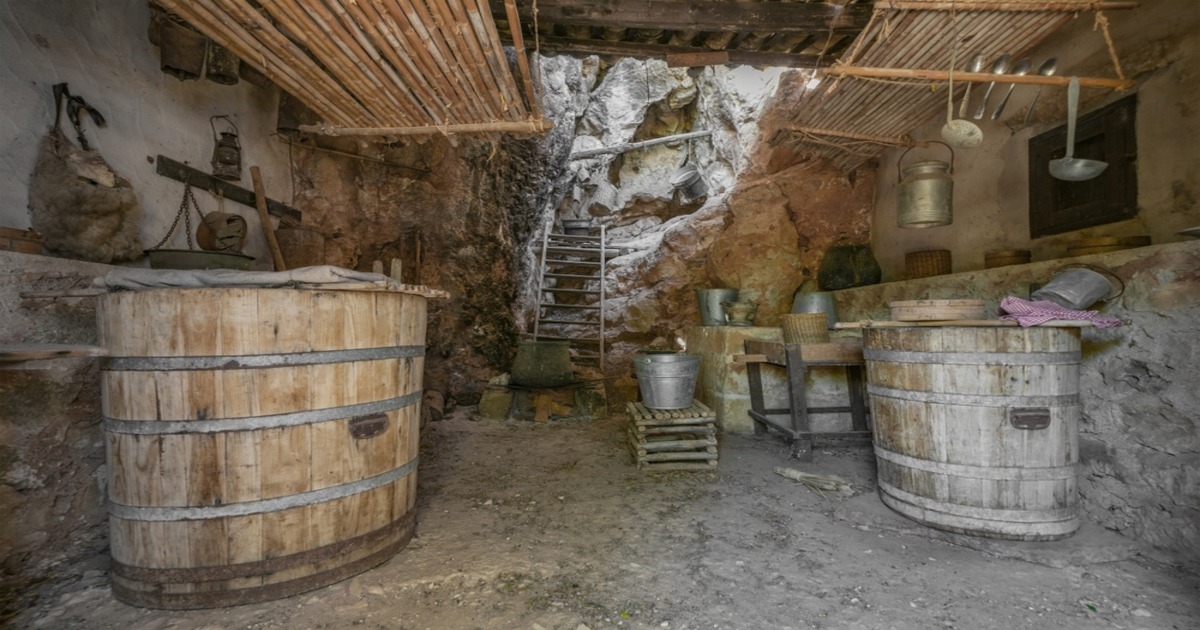 Scavato tra le montagne della Sicilia c'è un antico villaggio completamente di pietra: ci sono pochissime case ma il paesaggio è unico