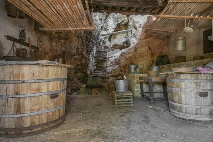 Scavato tra le montagne della Sicilia c'è un antico villaggio completamente di pietra: ci sono pochissime case ma il paesaggio è unico