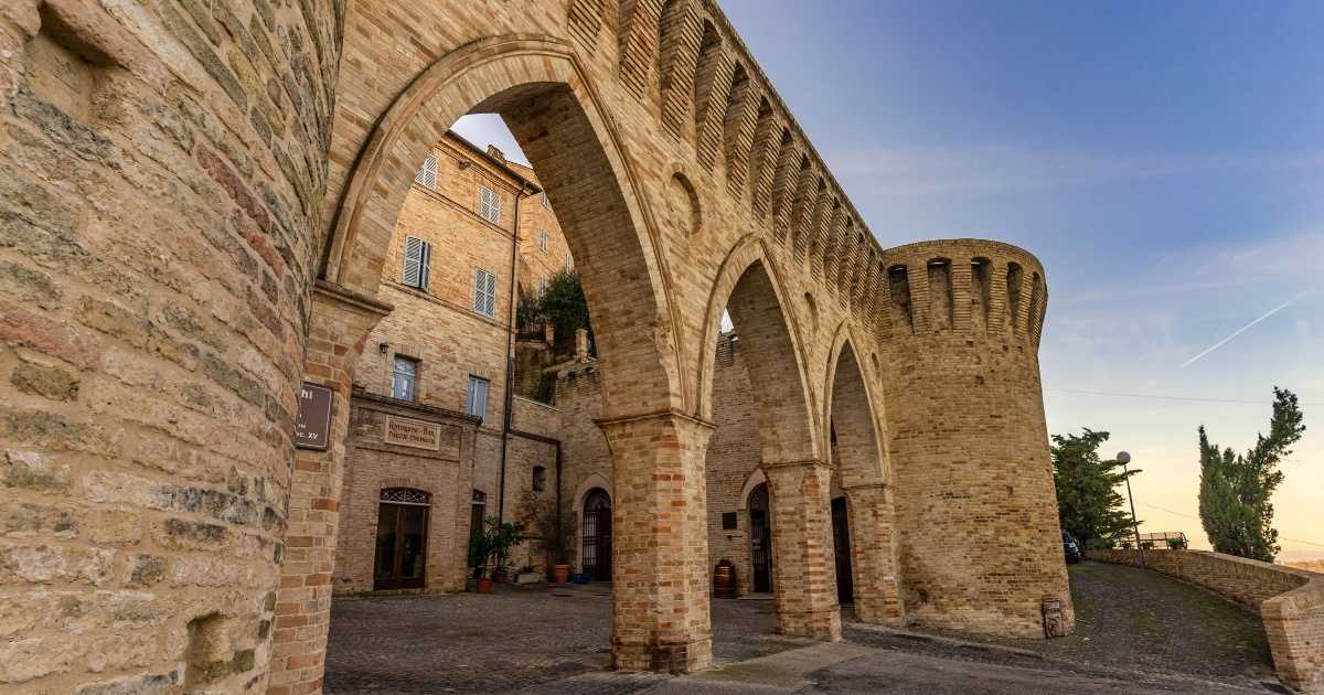 Nascosto nelle Marche, tra torri e bastioni, questo borgo antichissimo ancora conserva un fascino di secoli fa | PaesiOnLine