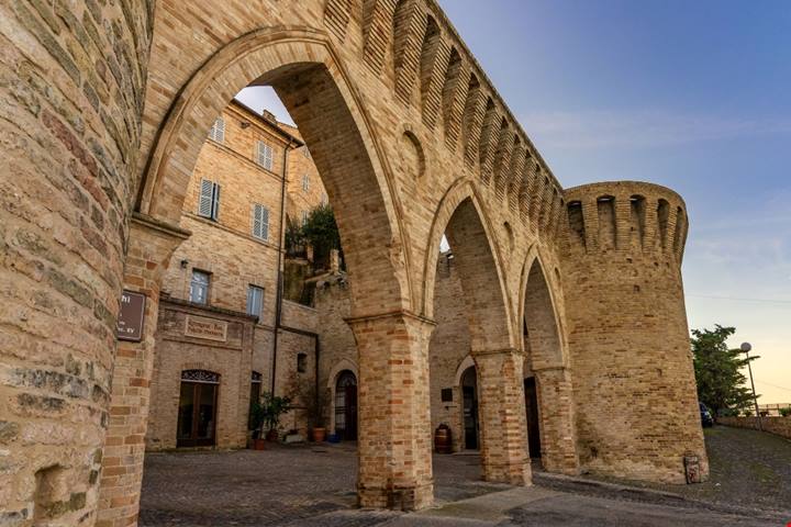 Nascosto nelle Marche, tra torri e bastioni, questo borgo antichissimo ancora conserva un fascino di secoli fa | PaesiOnLine