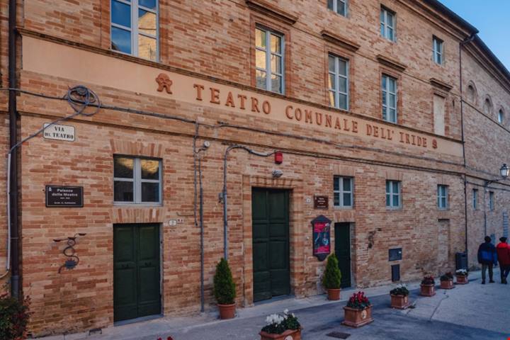 Nascosto nelle Marche, tra torri e bastioni, questo borgo antichissimo ancora conserva un fascino di secoli fa | PaesiOnLine