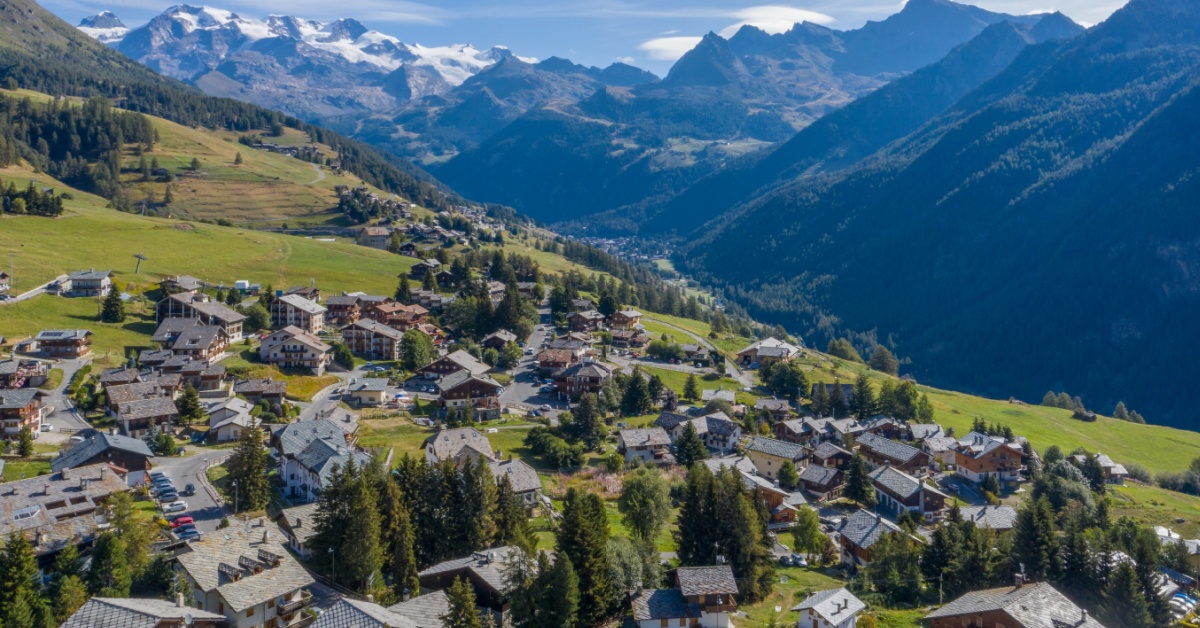 Questo borgo di 200 persone è la perfetta meta d'autunno in Valle d'Aosta: è una fantastica terrazza sul Monte Rosa