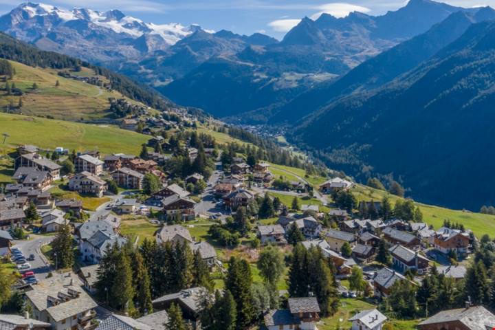 Questo borgo di 200 persone è la perfetta meta d'autunno in Valle d'Aosta: è una fantastica terrazza sul Monte Rosa