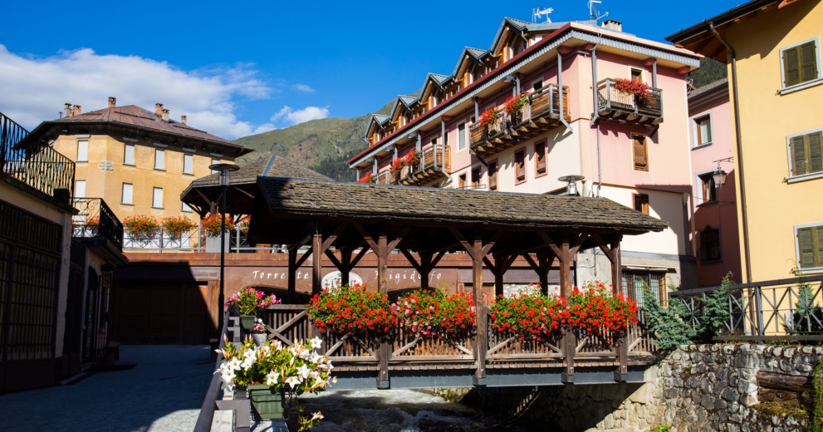 Il borgo dipinto della Val Camonica: questo gioiello montano si trova davvero a due passi da Milano | PaesiOnLine