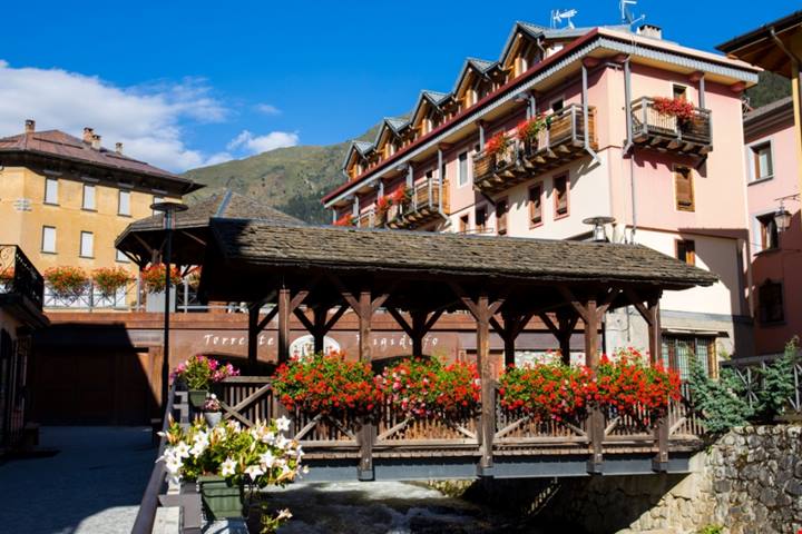 Il borgo dipinto della Val Camonica: questo gioiello montano si trova davvero a due passi da Milano | PaesiOnLine