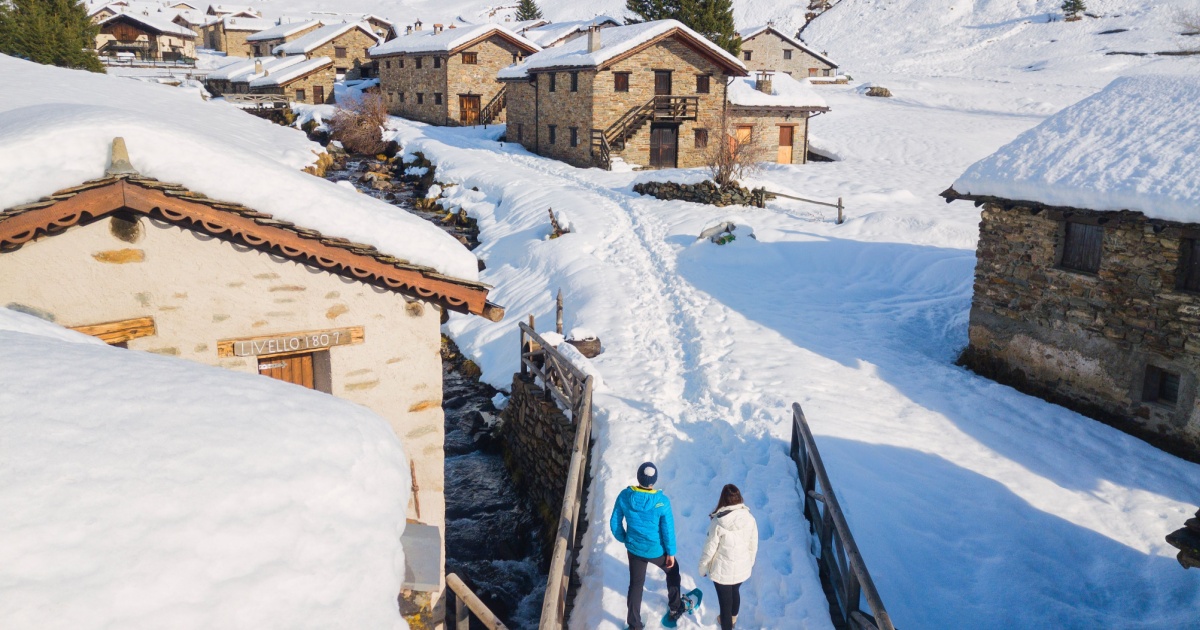 Il borgo dipinto della Val Camonica: questo gioiello montano si trova davvero a due passi da Milano | PaesiOnLine