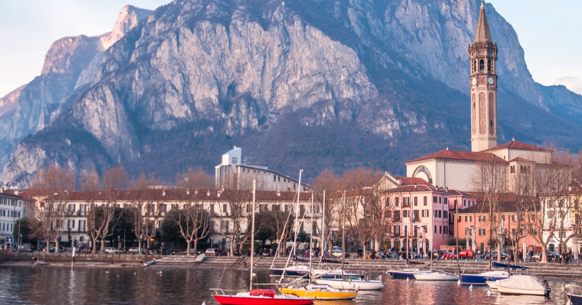Non lontano da Milano, su una delle sponde più strette del Lago di Como, c'è una meravigliosa cittadina dal fascino pittoresco | PaesiOnLine