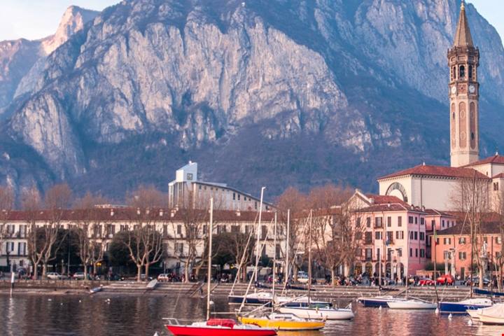 Non lontano da Milano, su una delle sponde più strette del Lago di Como, c'è una meravigliosa cittadina dal fascino pittoresco | PaesiOnLine