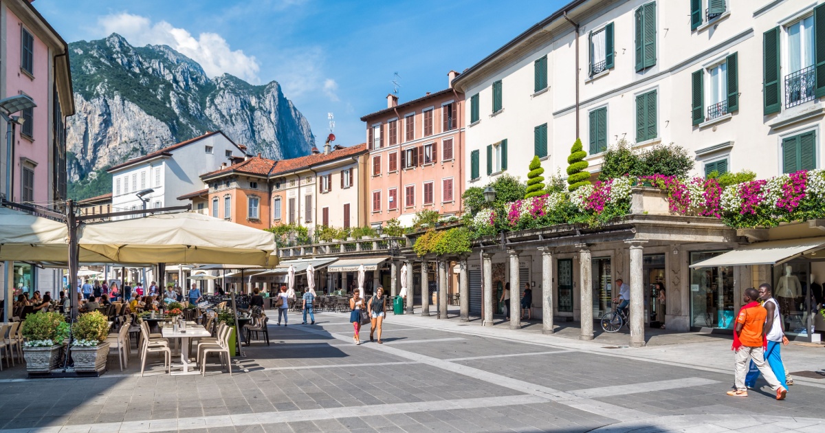 Non lontano da Milano, su una delle sponde più strette del Lago di Como, c'è una meravigliosa cittadina dal fascino pittoresco | PaesiOnLine