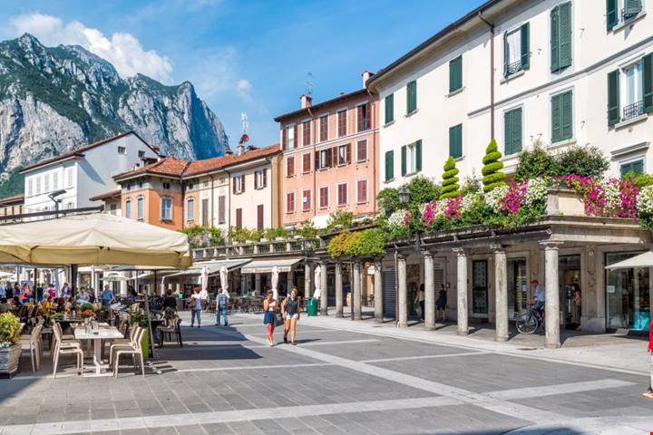 Non lontano da Milano, su una delle sponde più strette del Lago di Como, c'è una meravigliosa cittadina dal fascino pittoresco | PaesiOnLine