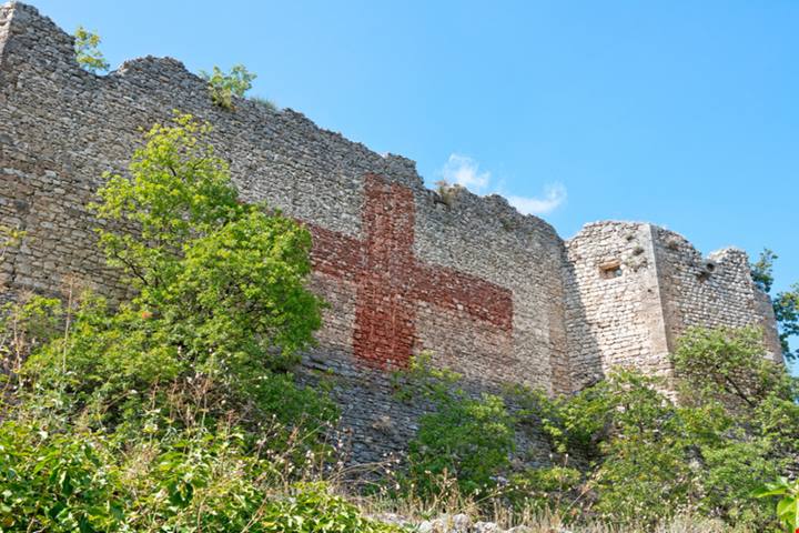Sono secoli che domina la Valle del Comino: questo antico castello medievale è uno dei più misteriosi di tutto il Lazio