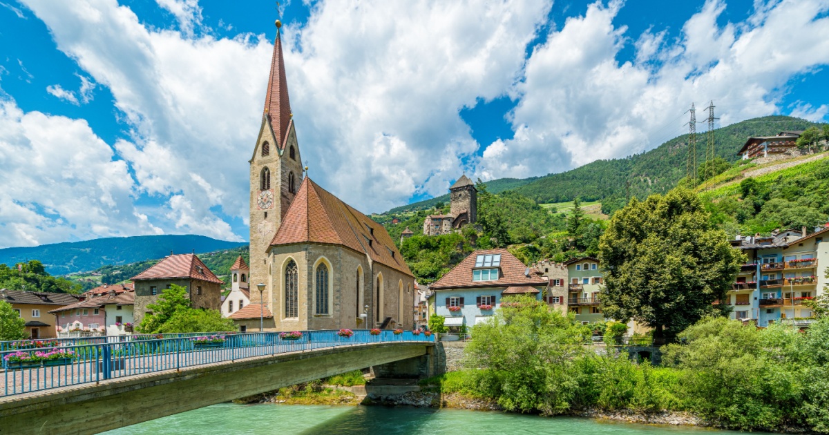 Tra le cime a nord di Bolzano c'è un meraviglioso borgo dal fascino intimo e romantico: una vera favola d'inverno | PaesiOnLinee
