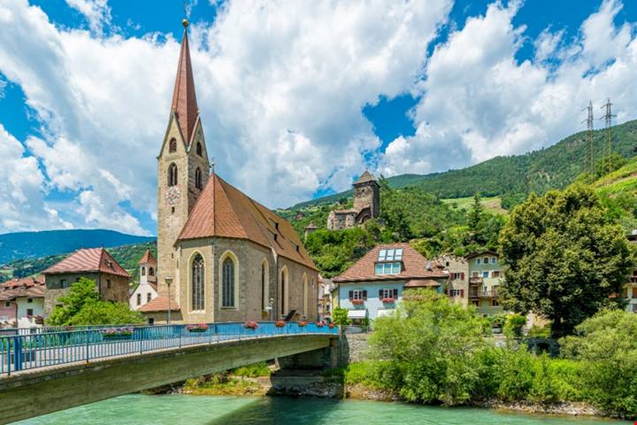 Tra le cime a nord di Bolzano c'è un meraviglioso borgo dal fascino intimo e romantico: una vera favola d'inverno | PaesiOnLinee