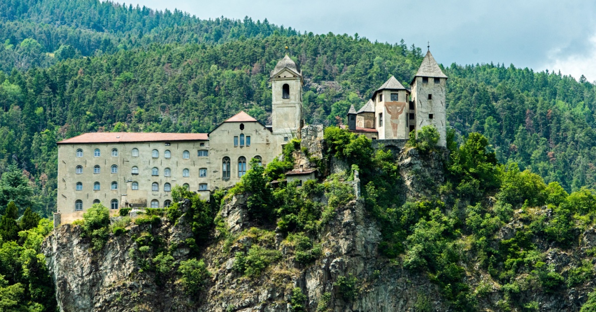 Tra le cime a nord di Bolzano c'è un meraviglioso borgo dal fascino intimo e romantico: una vera favola d'inverno | PaesiOnLinee