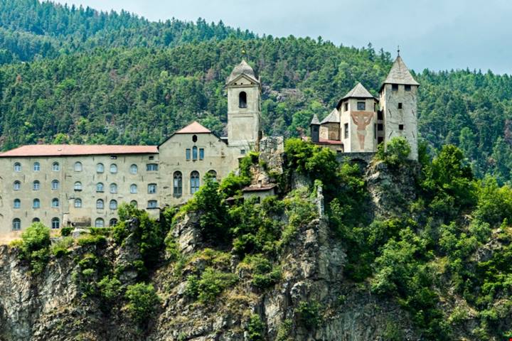 Tra le cime a nord di Bolzano c'è un meraviglioso borgo dal fascino intimo e romantico: una vera favola d'inverno | PaesiOnLinee
